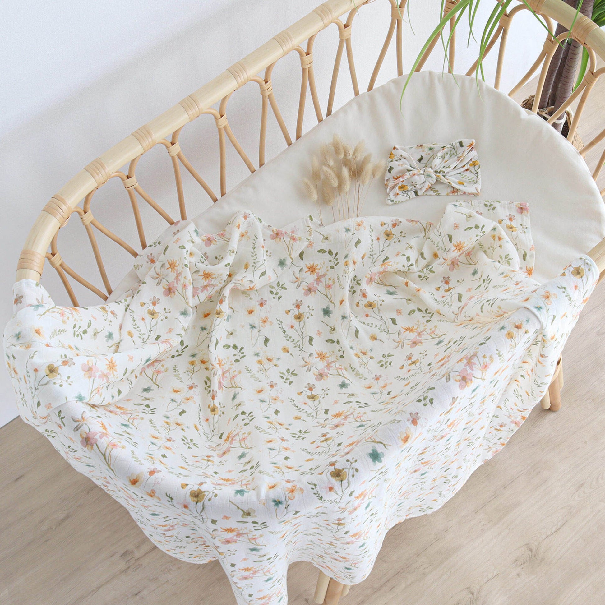 4 piece set 100% Organic Muslin Blanket Floral garden Muslin Swaddle Set with Matching Hat, bow and Wooden welcome world sign Baby in Styles